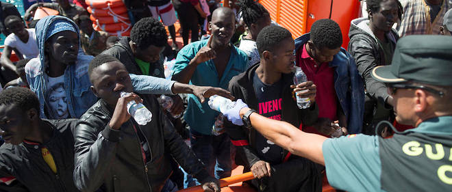 Le ministre espagnol de l'Interieur a appele samedi a offrir une << solution europeenne (au) probleme de l'immigation >>, les gardes-cotes espagnols ayant secouru en deux jours plus de 1 200 migrants en mer.