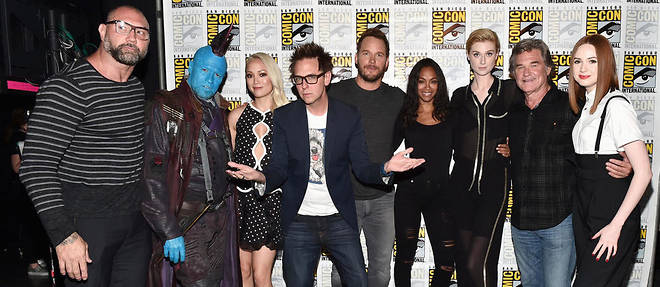 James Gunn entoure par le casting des Gardiens de la Galaxie vol. 2.