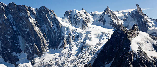 Vue aerienne du glacier de Leschaux et des grandes Jorasses, dans le massif du Mont-Blanc (illustration).
