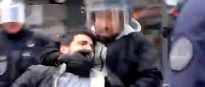 Alexandre Benalla filme en train d'agripper un manifestant lors du 1er mai 2018.