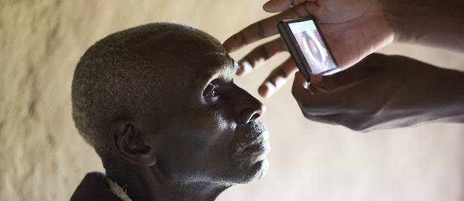 Teste dans les ecoles kenyanes, le depistage des troubles de la vision via smartphone a permis a plus de 20 000 enfants de faire tester leur vue et a double le nombre de jeunes patients se rendant regulierement a des rendez-vous de suivi ophtalmologique.