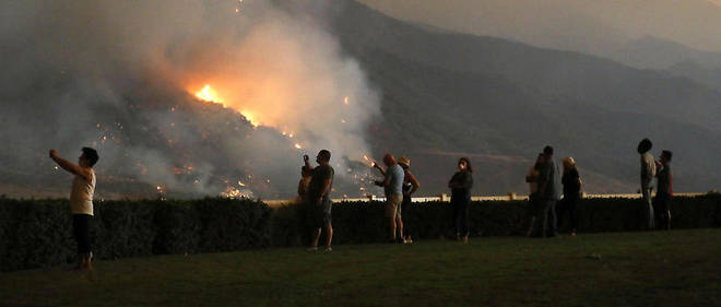 Des personnes regardent le feu geant qui a ravage la Californie.