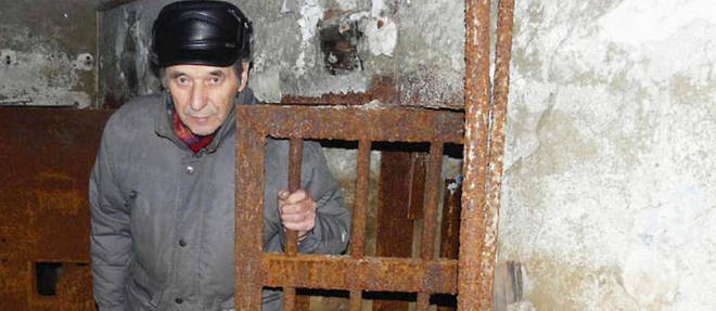 



Vassili Kovalev, 82 ans, dans la cellule de 15 metres carres qu'il a occupee avec une vingtaine de codetenus durant six mois dans << le congelateur >>, situe dans les sous-sols d'un immeuble de Magadan, la capitale de la Kolyma.



