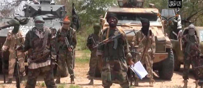 Photo tiree d'une video diffusee le 13 juillet 2014 par Boko Haram montrant le leader du groupe islamiste nigerian, Abubakar Shekau au centre.