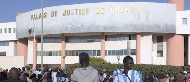 Des manifestants devant le Palais de Justice de Dakar au Senegal.