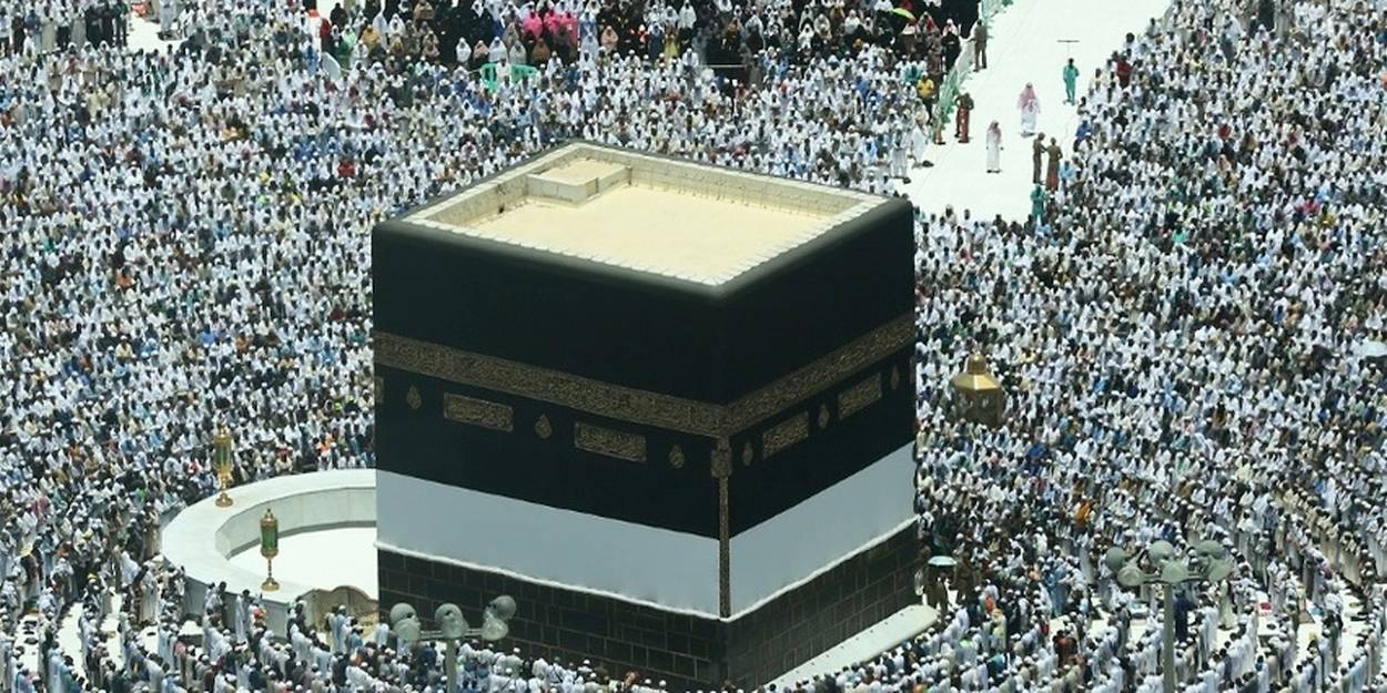 les musulmans prient au hajj