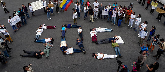 Professionnels de sante manifestant a Caracas pour denoncer la penurie de medicaments et de materiel ainsi que le delabrement des hopitaux.   
