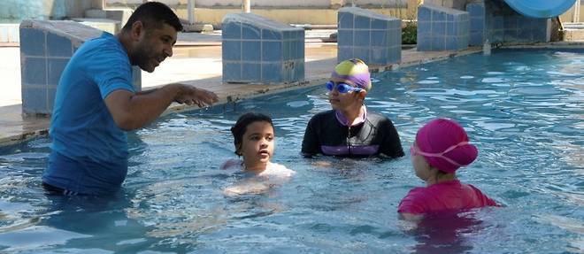A Mossoul debarrassee de l'EI, les filles se jettent joyeusement a l'eau