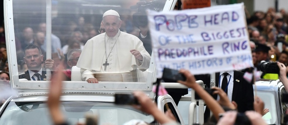 Accusations d'un prelat contre le pape: l'hypothese d'un complot ultra-conservateur