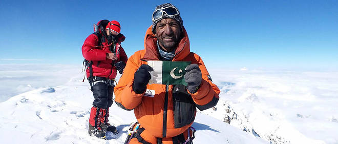 Ali Sadpara au sommet du K2, deuxieme plus haut sommet du monde, au Pakistan.