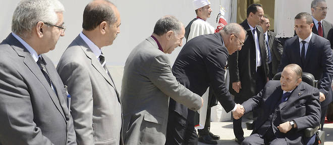 Le president algerien 81 ans, affaibli par les sequelles d'un accident vasculaire cerebral en 2013, a quitte Alger lundi pour des << controles medicaux periodiques >> a Geneve.