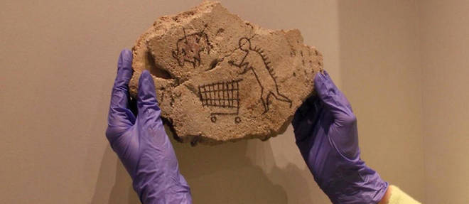 En 2005, Banksy avait subrepticement depose un bloc de roche peinte, au milieu d'autres artefacts archeologiques d'epoque prehistorique.