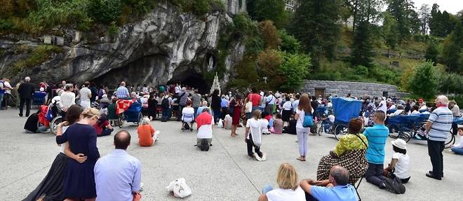 Une artiste performeuse se denude au sanctuaire de Lourdes, proces en mai