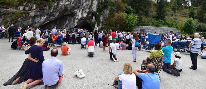 Ce samedi, Deborah de Robertis a pose nue devant la grotte de Lourdes. Le sanctuaire a porte plainte.