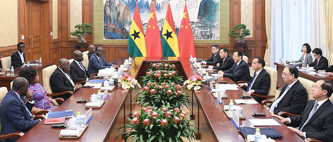 La delegation ghaneenne dirigee par le president Nana Akufo-Addo a Beijing lors du Forum sino-africain de septembre 2018 face aux autorites chinoises, notamment le Premier ministre Li Keqiang.