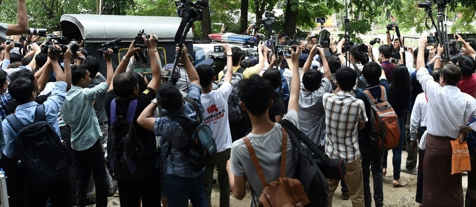 Birmanie: deux journalistes de Reuters condamnes a sept ans de prison