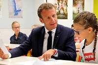 Macron a fait sa rentr&eacute;e au coll&egrave;ge, avant les devoirs du remaniement