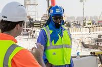 Le Qatar annule les autorisations de sortie pour la majorit&eacute; des travailleurs immigr&eacute;s