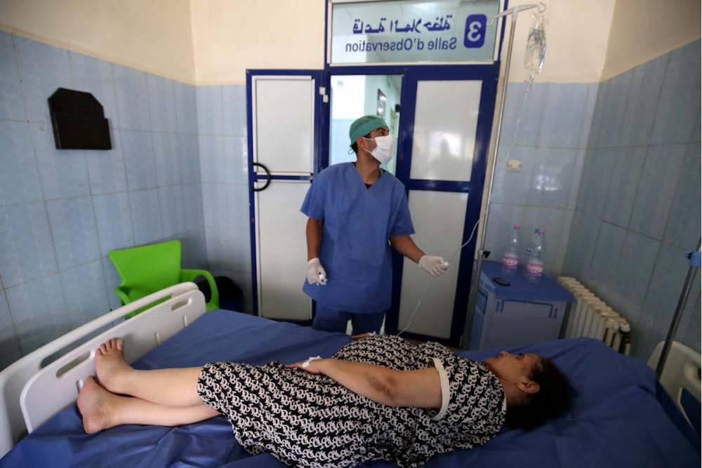 Dans une chambre de l'hôpital de Boufarik où une malade est surveillée par un médecin après que le choléra ait été identifié fin août 2018 comme de retour en Algérie. ©  Billal Bensalem / NurPhoto