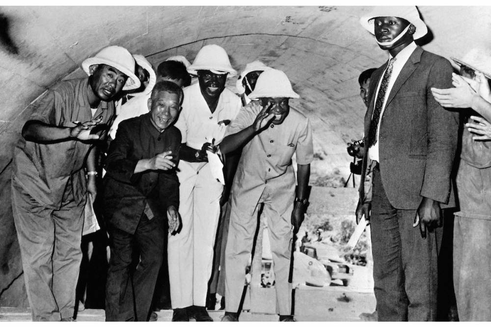 Le rêve chinois en Afrique se concrétise : sur cette photo datée du 10 août 1973, Kenneth Kaunda, le premier ministre de la Rhodésie du Nord (Zambie), et Julius Nyerere, le président de Tanzanie, visitent un tunnel construit en Tanzanie par une équipe chinoise.  ©  AFP