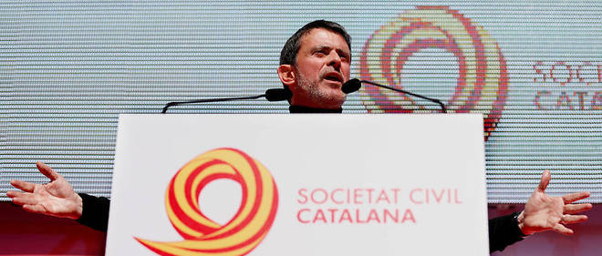 Manuel Valls lors d'un meeting de soutien a l'unite espagnole le 18 mars a Barcelone. L'ancien Premier ministre, qui n'est pas encore officiellement candidat, s'appuie sur la societe civile pour tenter de prendre la mairie de la capitale catalane. 