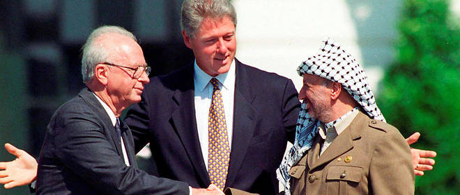 Le 13 septembre 1993, sous le regard bienveillant de Bill Clinton, Yitzhak Rabin et Yasser Arafat se serrent la main, scellant l'officialisation du processus de negociations, debute secretement en 1991 et qui aboutira en 1994 puis en 1995 aux accords d'Oslo.