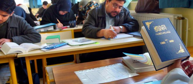  Des etudiants suivent un cours d'etude coranique en arabe, a  l'institut musulman de Saint-Leger-de-Fougeret.  (C)FRED DUFOUR