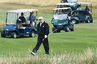  Donald Trump, en juillet dernier, sur un golf écossais. Depuis qu’il a été investi à la Maison-Blanche, le président américain aurait joué 153 fois au golf, soit plus de 20 % de son temps ! 
 
   ©ANDY BUCHANAN