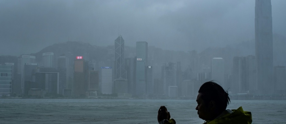 Le typhon Mangkhut seme le chaos a Hong Kong, 49 morts aux Philippines