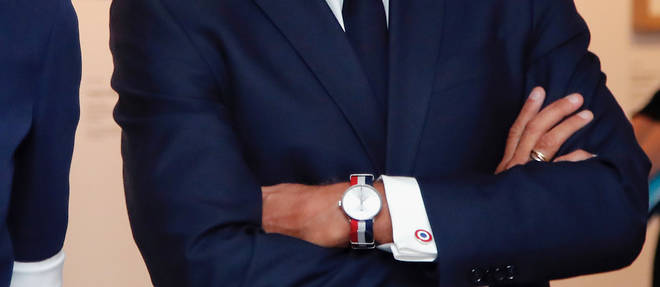 Emmanuel Macron arbore sa Lip ornee d'un bracelet tricolore depuis fin aout...