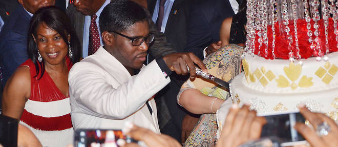 Habitue a avoir beaucoup d'argent et a le gaspiller, Teodorin Nguema Obiang est vu ici fetant un de ses fastueux anniversaires.