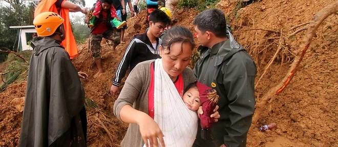Des dizaines de Philippins ensevelis par le typhon Mangkhut, montee des eaux en Chine