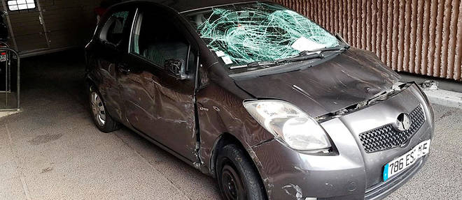 La voiture conduite par des mineurs a percute de plein fouet des policiers lors d'un controle dans la nuit de lundi a mardi a Osny.