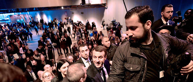 Alexandre Benalla autour du candidat presidentiel Emmanuel Macron, en mars 2017. 