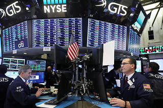 L'indice du Dow a plongé à plusieurs reprises en début de semaine, entraînant un vent de panique sur les autres places boursières mondiales.  (C)SPENCER PLATT