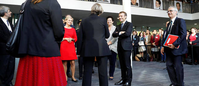 Emmanuel Macron et Valerie Pecresse a Orsay pour inaugurer l'Institut de mathematiques. La bonne place du pays dans cette matiere au niveau mondial traduit l'effort de l'Etat.