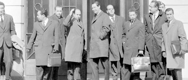 Arrivee de la delegation algerienne pour la signature des accords d'Evian, le 17 mars 1962. De gauche a droite, Taeb Bouhlarouf, Saad Dahlab, Mohamed Ben Yahia,  Belkacem Krim, Mostefa Ben Aouda, Reda Malek, Lakhdar Ben Tobbal, M'hamed Yazid et Chouki Mostefai.