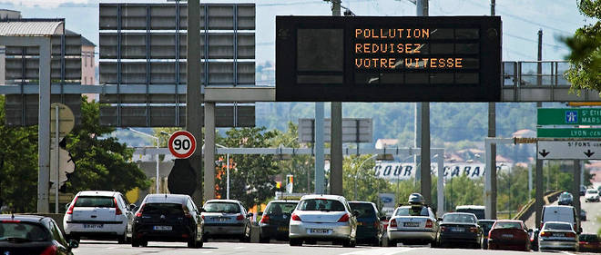Panneau a message variable sur le peripherique de Lyon incitant les conducteurs a limiter leur vitesse en raison de la pollution. 