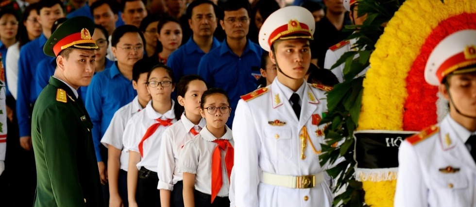 Des centaines de personnes rendent hommage au president vietnamien decede la semaine derniere