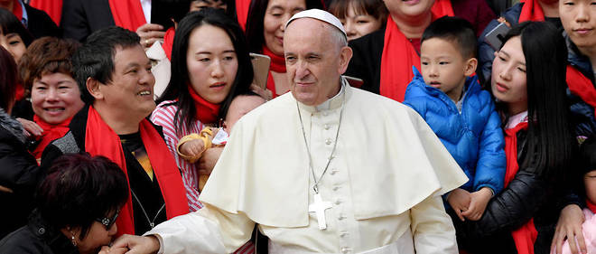 Le pape Francois au milieu de catholiques chinois venus au Vatican, en avril 2018.