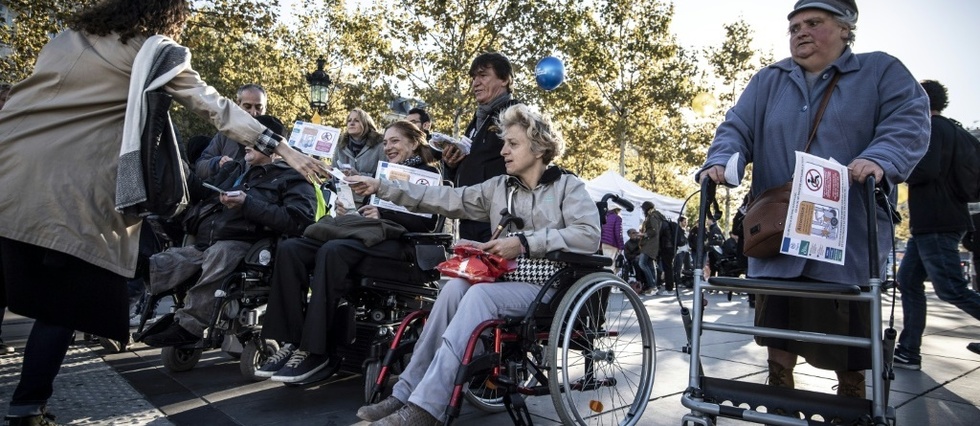 Handicap Manifestation à Paris Pour Laccessibilité Du - 