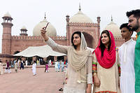 « La nouvelle classe moyenne pakistanaise embrasse les outils technologiques pour mieux pratiquer sa religion. » ©ARIF ALI/AFP