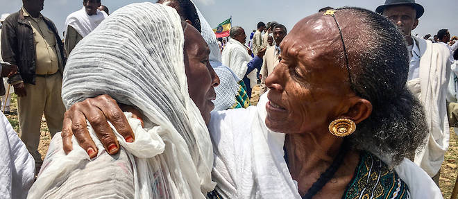 Fille et mere venues d'Erythree celebrent la reouverture de la frontiere avec l'Ethiopie, le 11 septembre 2018. 