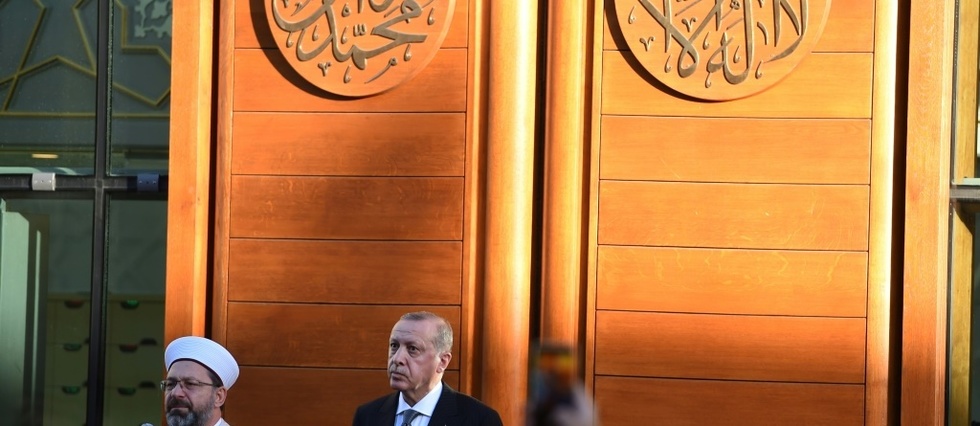 Erdogan conclut sa visite en Allemagne par l'inauguration d'une mosquee controversee