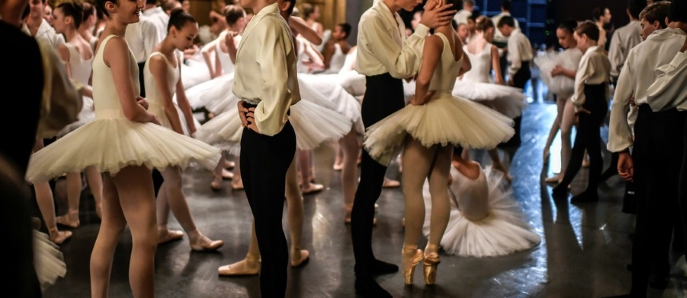 Detente avant le defile du ballet a l'Opera Garnier
