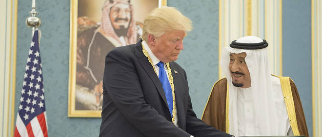 En mai 2017, Donald Trump a annonce pres de 110 milliards de dollars de contrats d'armement avec l'Arabie saoudite lors d'une visite chez le roi Salmane.