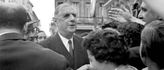 Bain de foule a Bordeaux le 21 septembre 1958 pour le general de Gaulle en campagne pour le referendum constitutionnel : le 28 septembre, 80 % des electeurs voteront << oui >>.