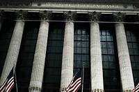 Wall Street, surveillant la mont&eacute;e des taux, ouvre en baisse