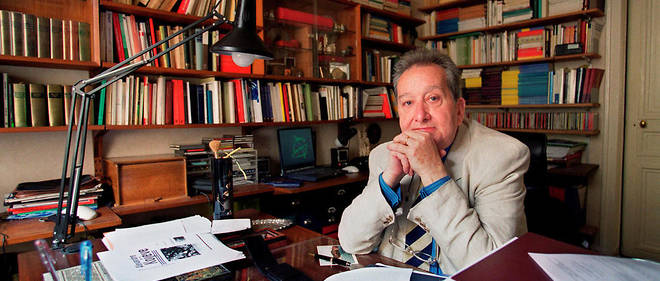 Le sociologue francais Raymond Boudon pose le 12 juin 2001 dans son bureau  Paris.