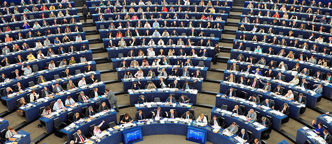 Actuellement, les populistes de droite sont eclates entre au moins quatre groupes parlementaires differents a Strasbourg.